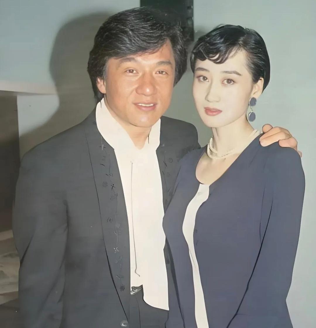 1991年，成龙与智利的一张合影，此时她与李连杰处在热恋中。这是在1991