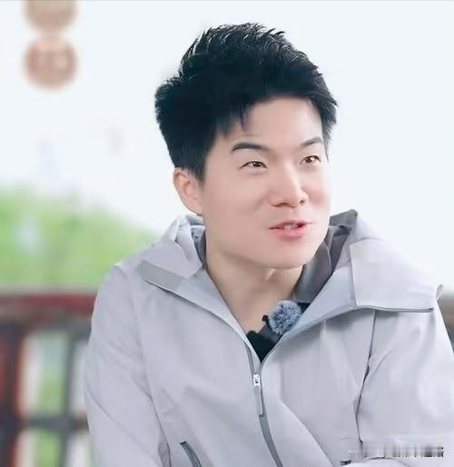 有网友问董宇辉，现在是老板了身家也被传过亿，过年回家是不是总裁待遇？他笑着摆