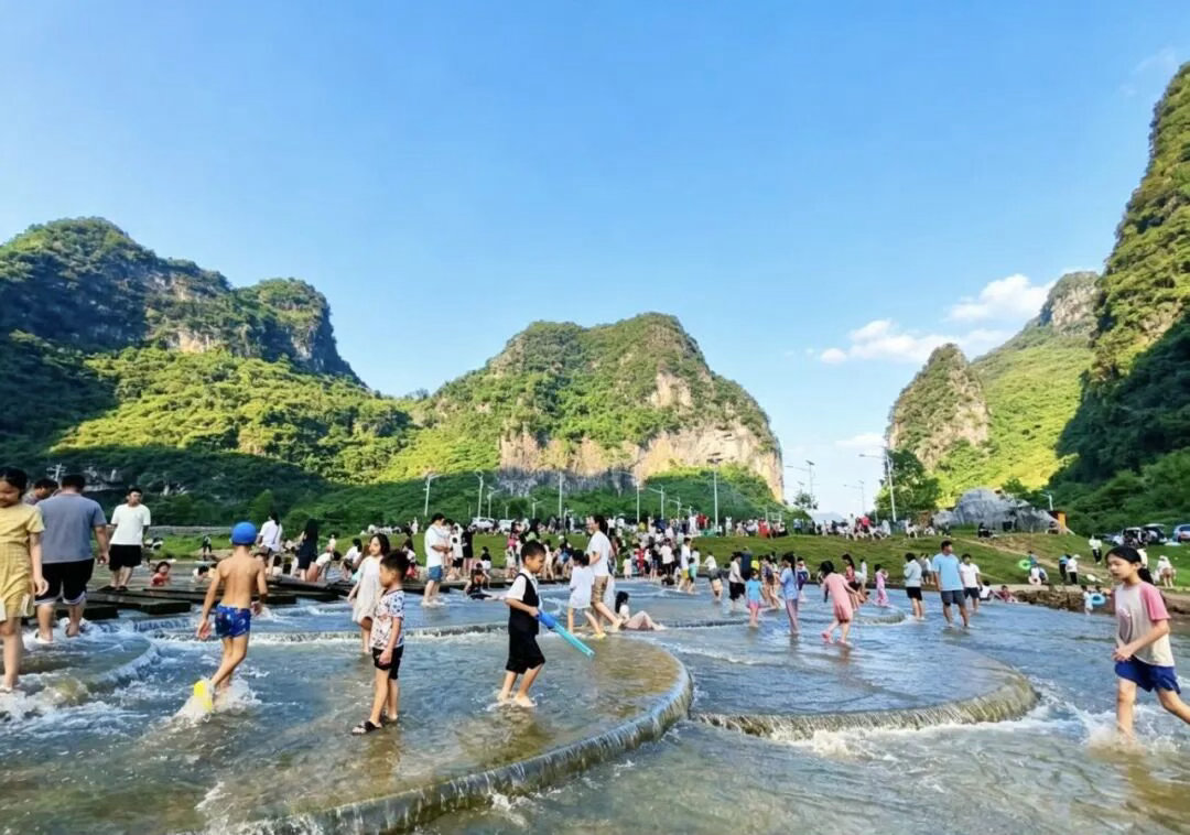 【怀集桥头鱼鳞坝有多好玩】已立秋，但暑气未去！肇庆市怀集桥头镇燕山公园鱼鳞坝清流