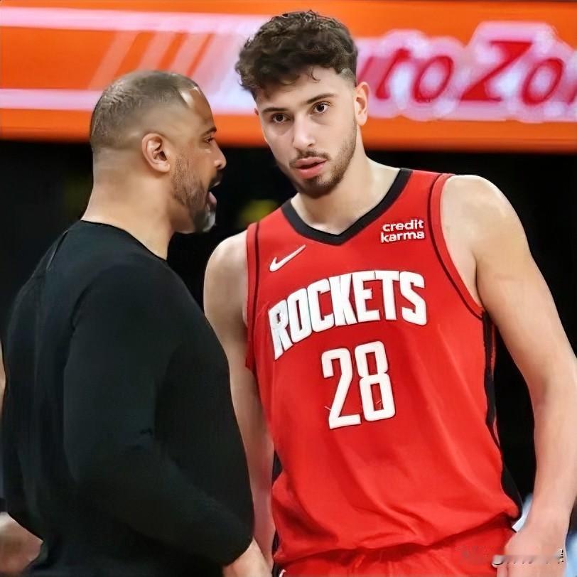 申京说出心里话了！火箭121-95大胜国王，申京谈到亚当斯时表示：兄弟，他太顶