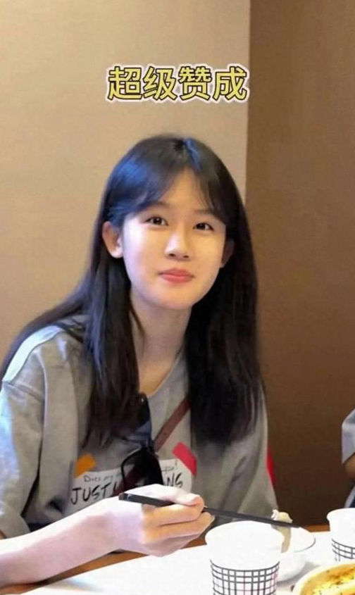 陆毅女儿贝儿16岁出落大方吃货属性超可爱