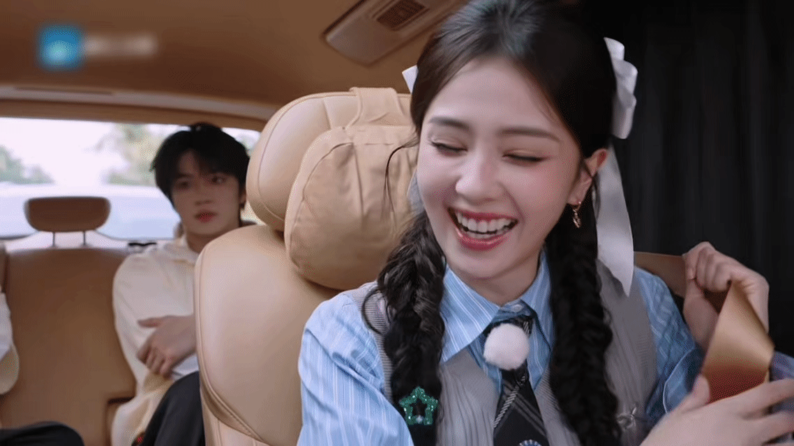 白鹿问完刘耀文给了自己一巴掌那个“问干嘛”我真的笑喷了。白鹿打完之后自言自语的