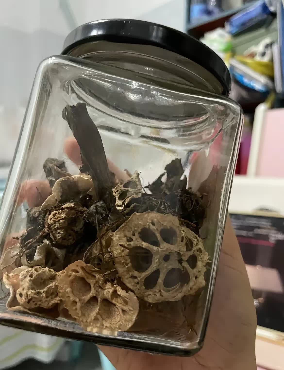 ?我发现了一个超实用的小窍门！去买莲藕的时候，老板神秘兮兮地给我送了一袋藕节，说