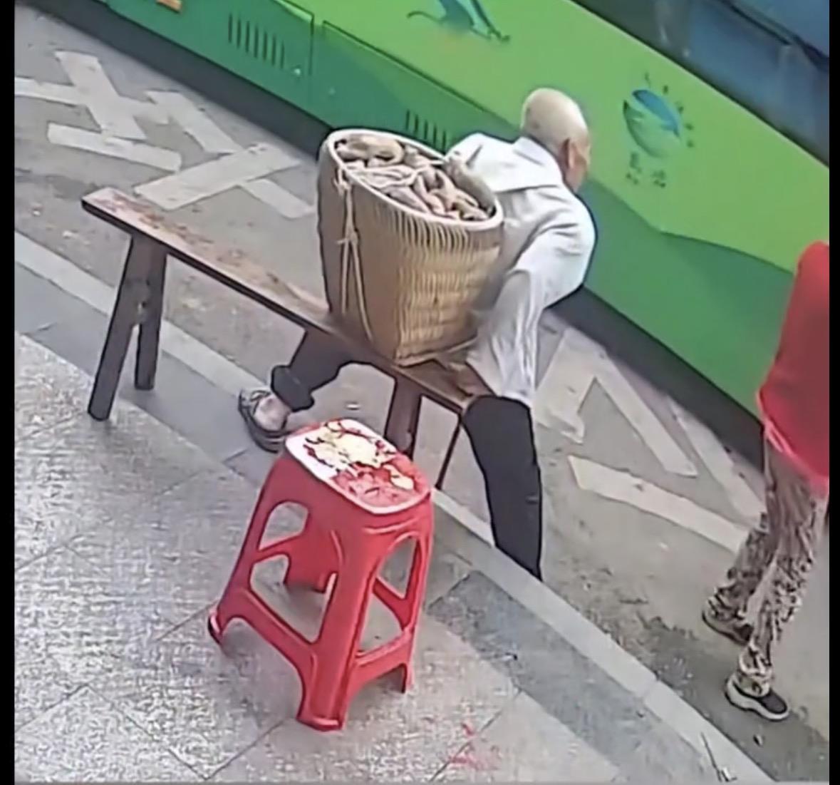 重庆一背篓老人等公交被拒载, 交通运输局: 涉事司机已被开除