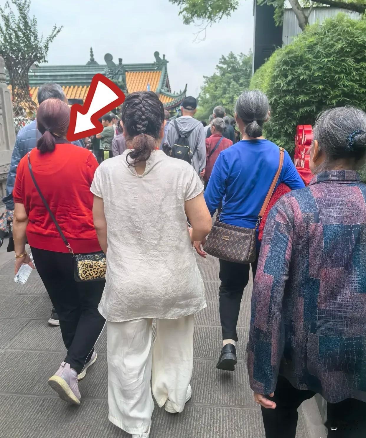 越上年纪越发现，中年女人真的不适合常年扎马尾。随着年龄增长，白发慢慢爬满鬓角
