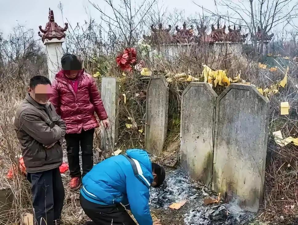 祖宗显灵？湖南，一男子花16500元，为父母立了块墓碑，岂料，2年后的清明节，男