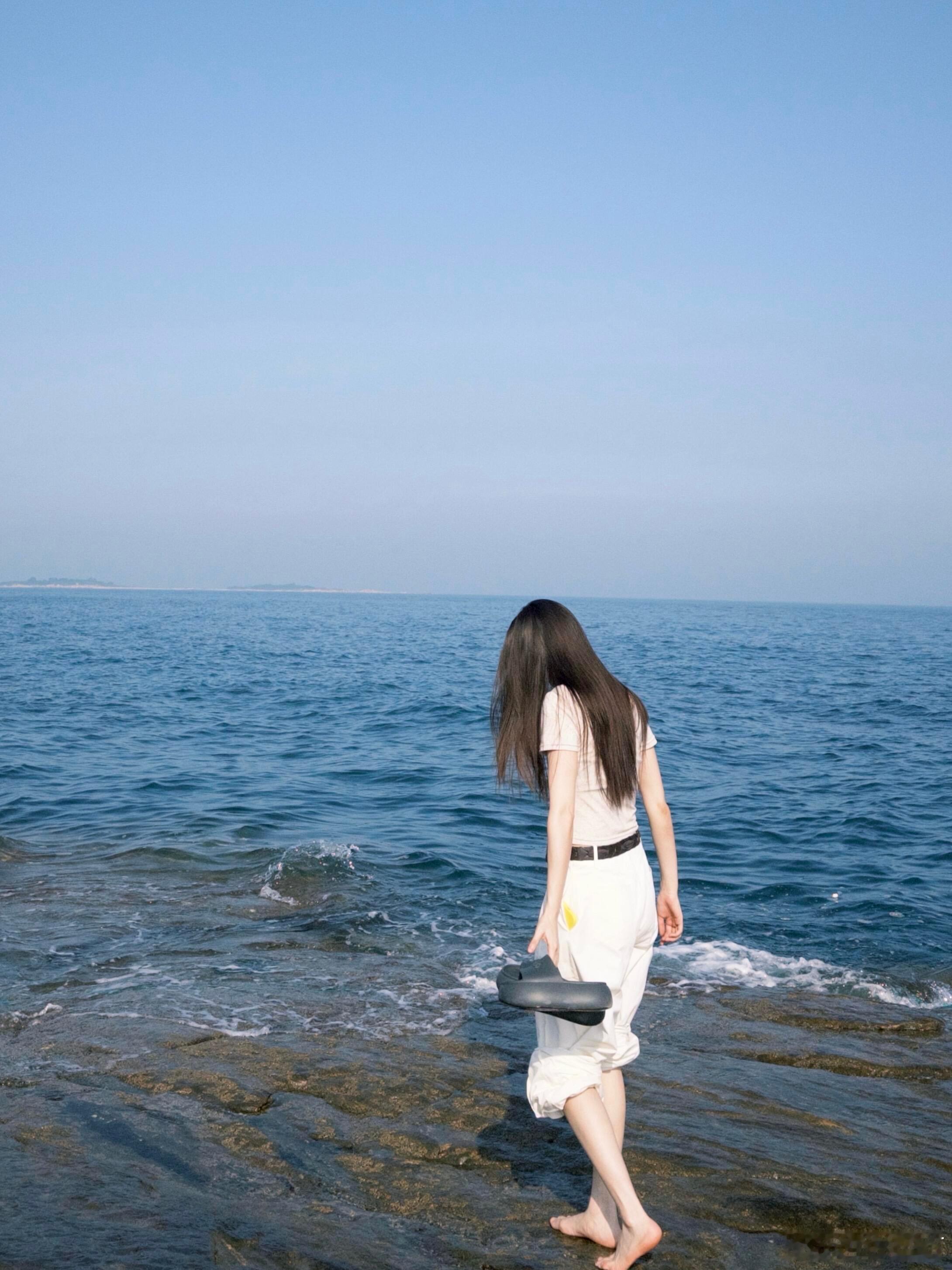 傅菁海边拍照🌊