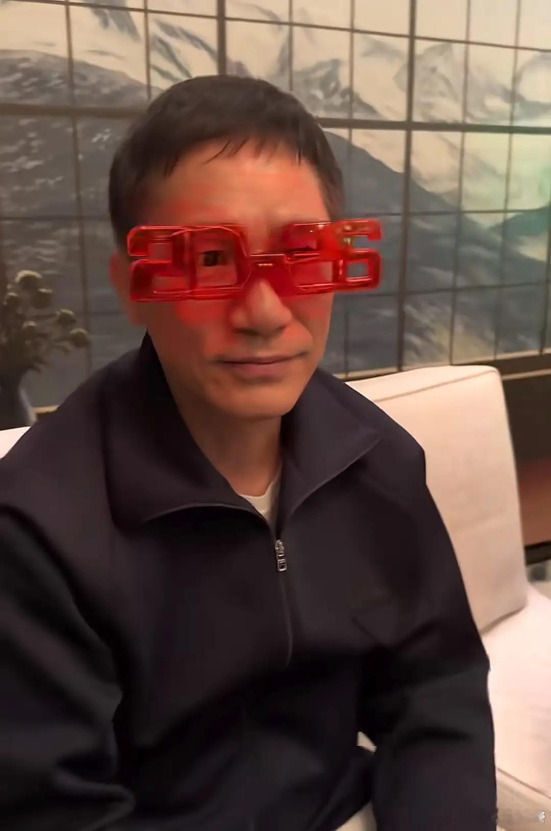 刘嘉玲夫妇办跨年派对，80岁刘妈妈贵气年轻侄子带女友见她很漂亮！