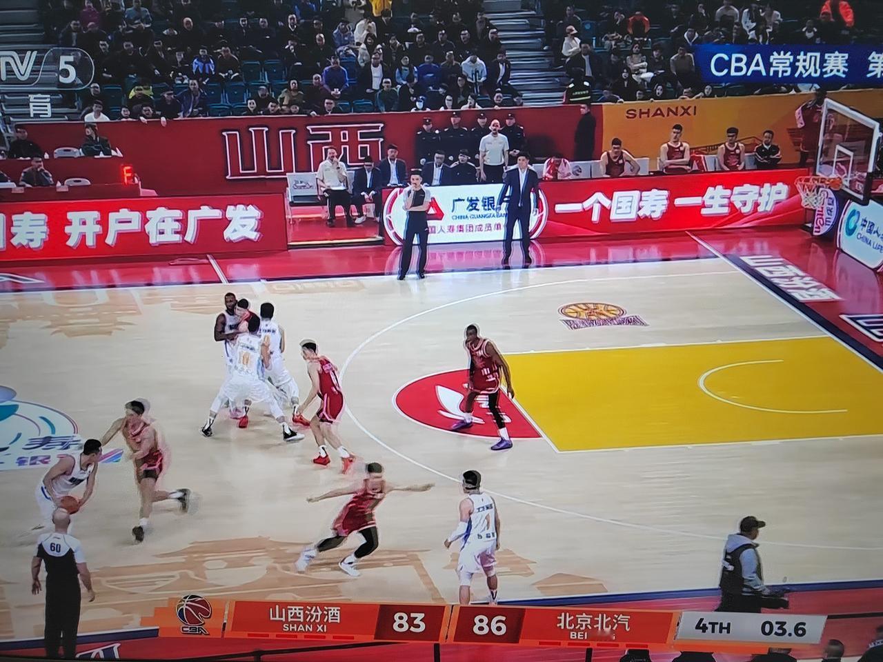 惜败！惜败！绝对是惜败！随着迪亚洛一记超远距离的压哨三分，山西队以86：87惜败