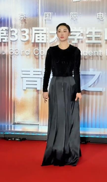 颁奖前一小时，70%戏份的女主角被通知：你没奖，可以走了。几分钟后，她主演的