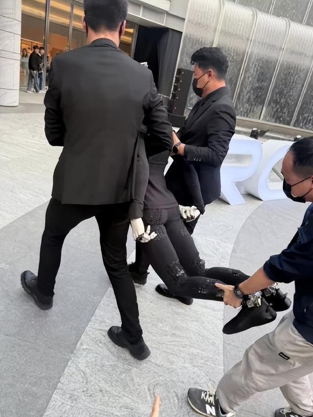 小鹏IRON机器人之前展示的有多牛，现在摔的就有多重。1月31日，小鹏IRO