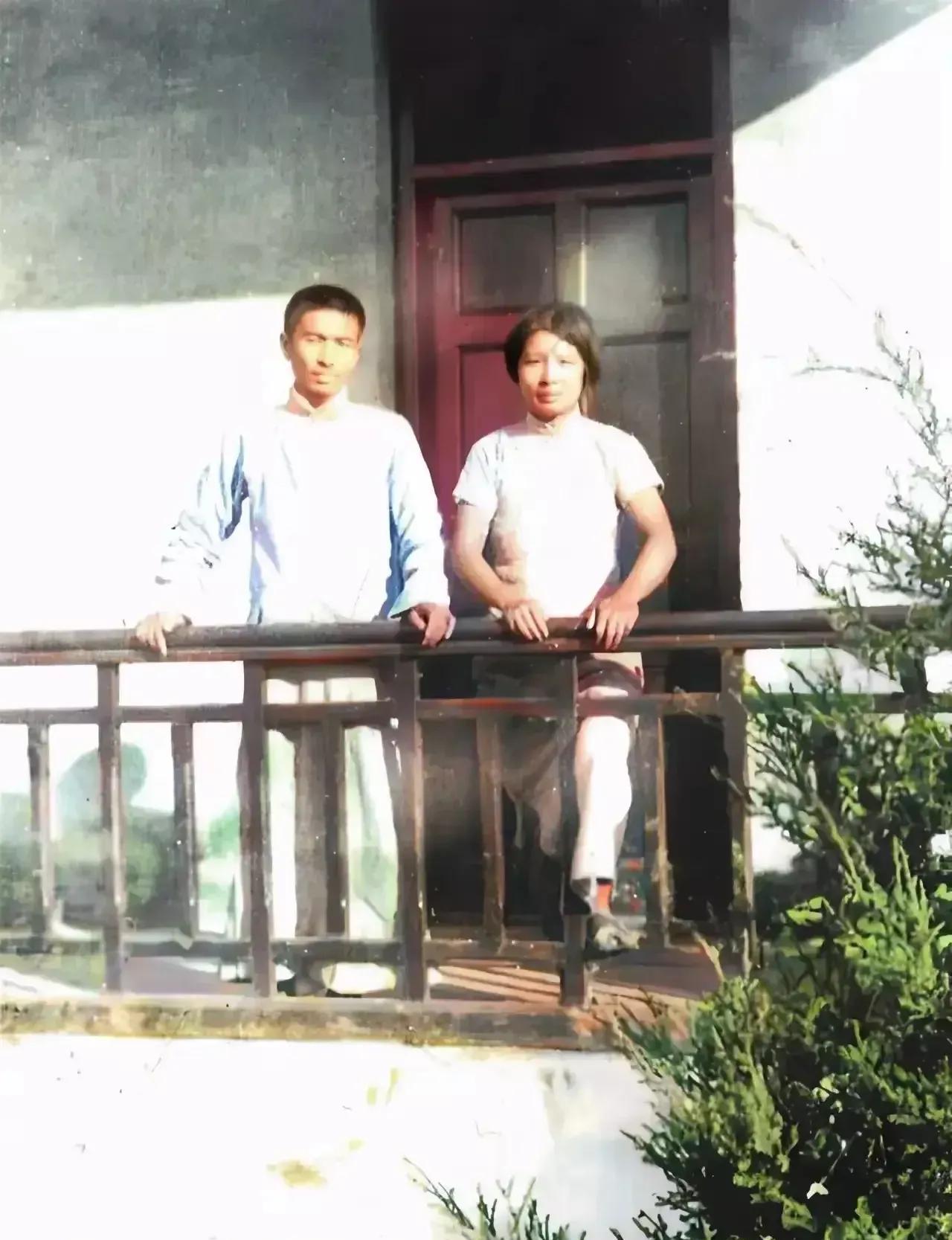 1937年，曾志和陶铸在湖北汤池训练班校舍合影，此时她才26岁，已经参加革命工作