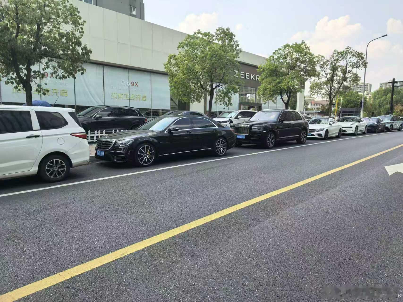 极氪还是会“营销”，最近展车巡展进店“租”了一些豪车摆门口，“50块钱一天”叫了