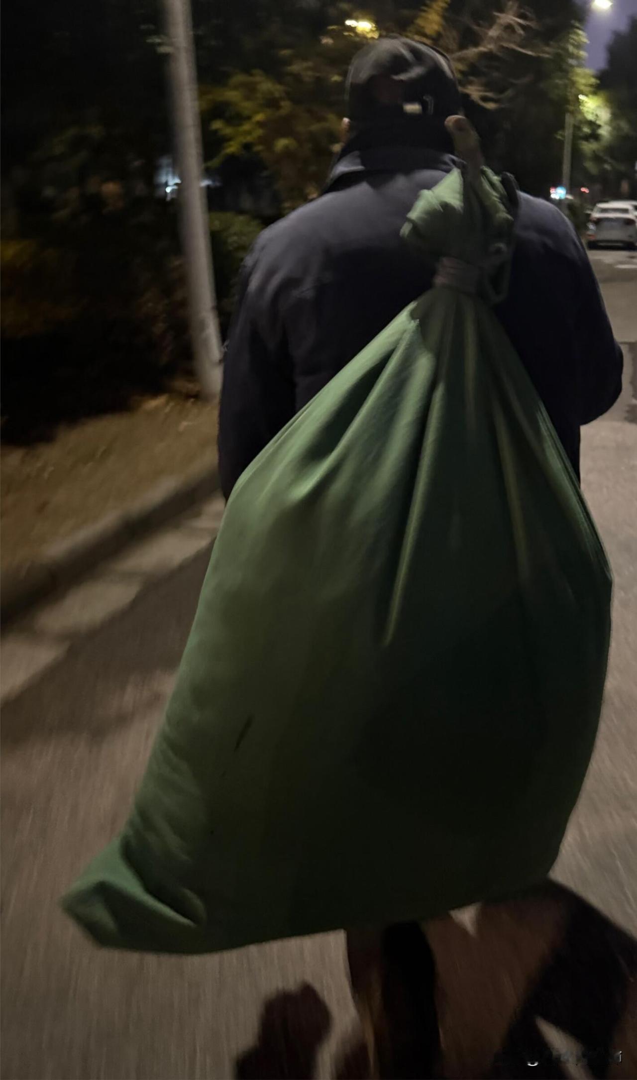 今天下班路上，被一位老爷爷叫住了。他带着口音问我附近有没有便宜的小旅馆，能凑合住