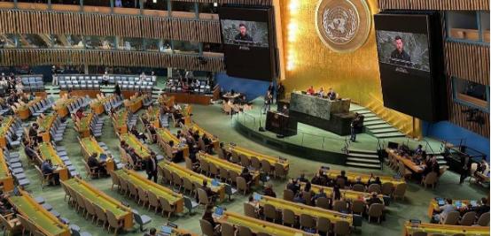泽连斯基获准在联合国大会上发表演讲。结果到场的各国代表稀少，很是尴尬。 对于