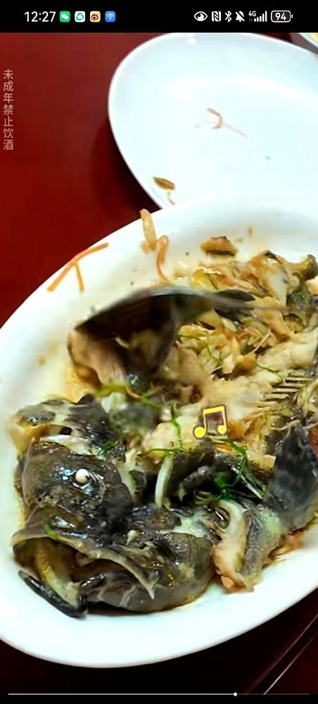 直播间红酒煎牛排，弹幕刷屏“孽徒”。他沉默了几秒，关掉了直播。那是2020