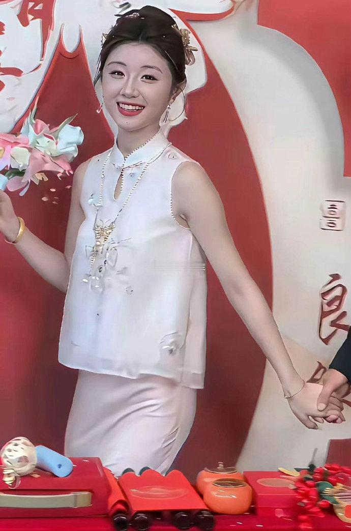 这是我见过婚前婚后变化最大的新娘！图一，婚礼上的美女图二，婚后一年的年轻妈妈