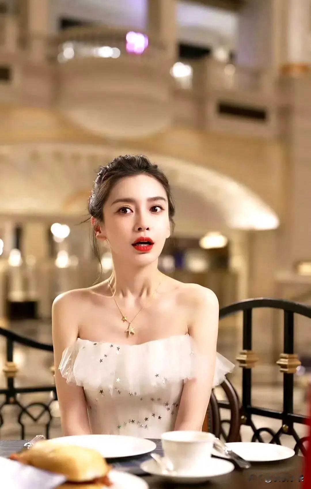 杨颖一袭抹胸裙亮相，性感身材展露无遗。她脸蛋娇嫩欲滴，表情娇俏灵动，每一处都散发