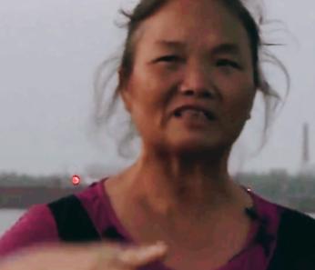 2014年，57岁大妈喝了8两酒后去长江游泳，不料却在水中睡着了，10个小时后从