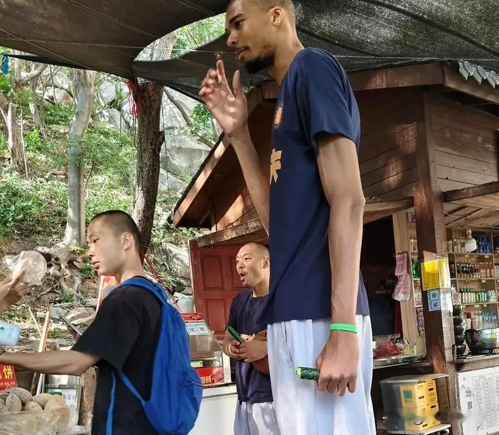 “高”僧，这瓜好吃吗？文班亚马在嵩山少林寺的修行进入第八天，这一次出现在公众面前