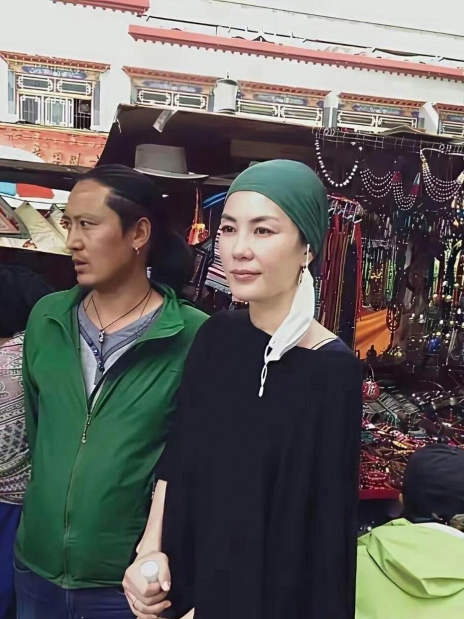 56岁王菲现身西藏，打扮也忒高级了，常年拜佛，整个人看着慈眉善目