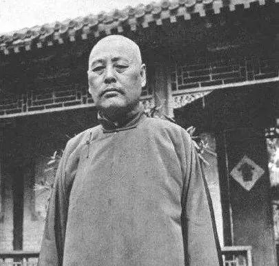 民国风云人物，你能认出这是谁吗？