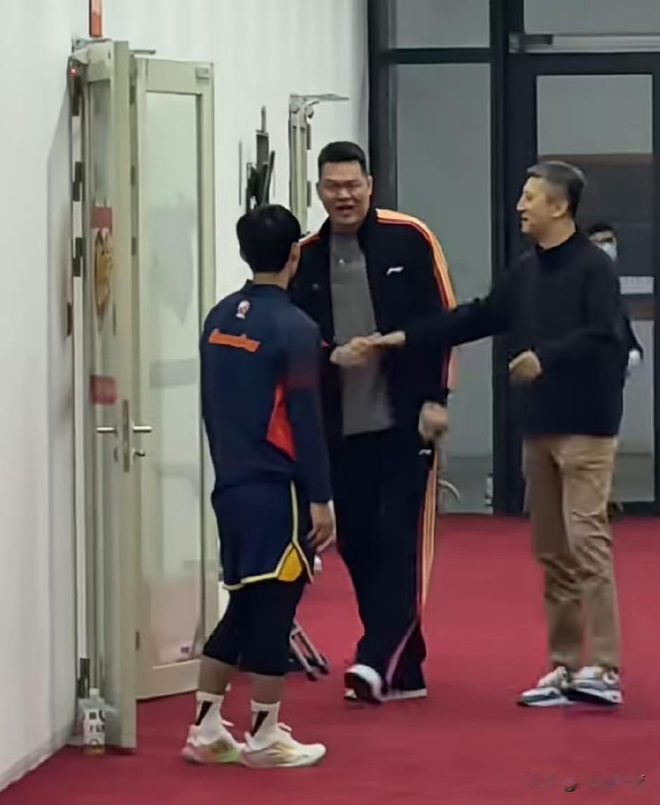 赛前找徐杰聊天，郭士强是认错了？徐杰要重返国家队了吗？郭士强这赛前去找徐杰进