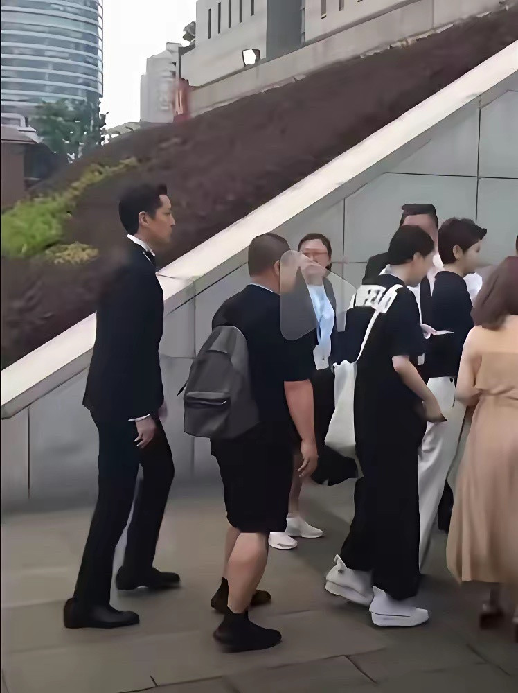 有谁知道胡歌为什么穿这么大码的鞋？有什么讲究吗？