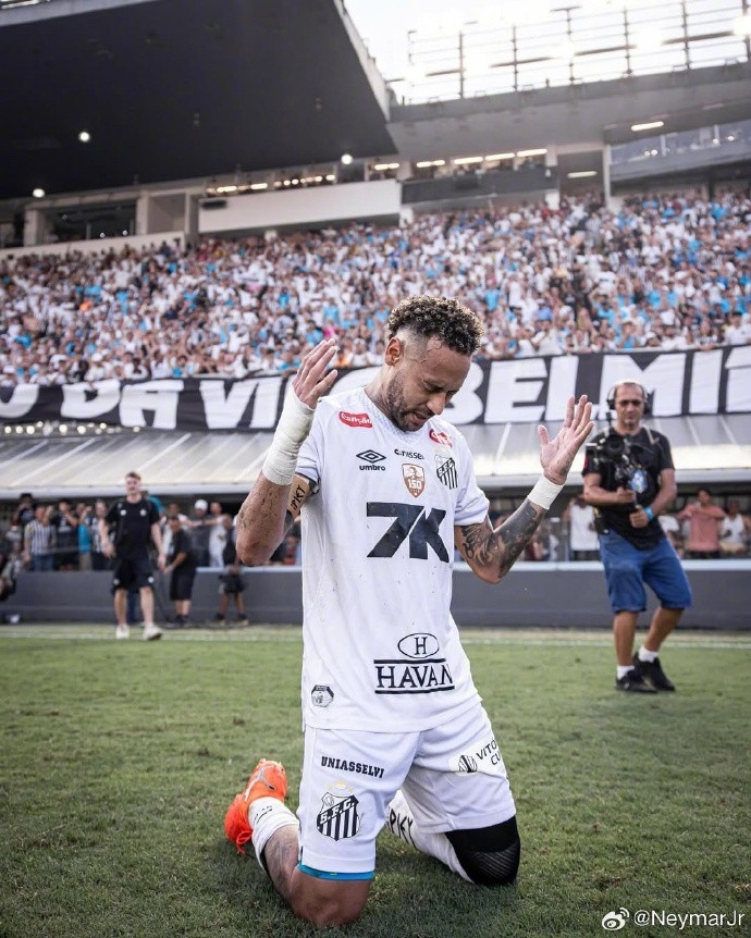 【内马尔能否进入巴西队大名单仍成谜】据巴西媒体bolavip报道，巴西队主帅安切