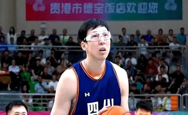 他没参加亚洲杯，却火得一塌糊涂，被迅速推上热搜。一是做解说嘉宾，满满的负能量。