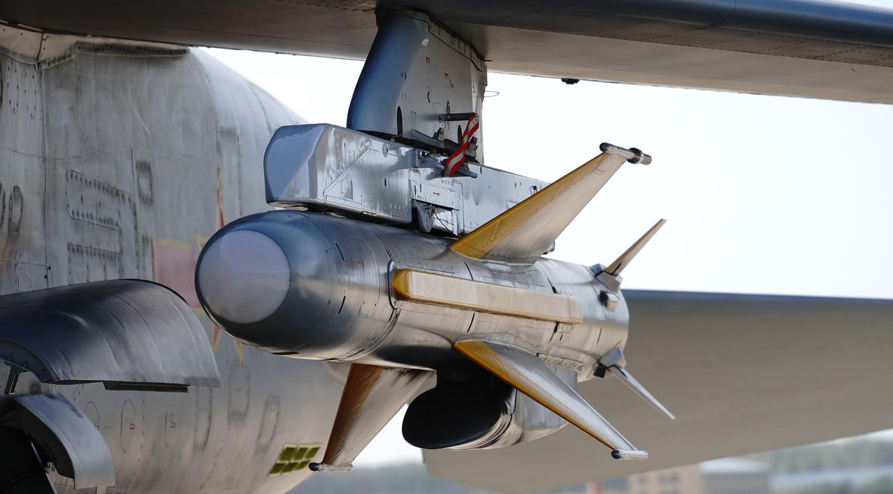 K/ADK-88A/GX，歼轰七飞豹的主力对地攻击武器，光学导引头，双向数据连，