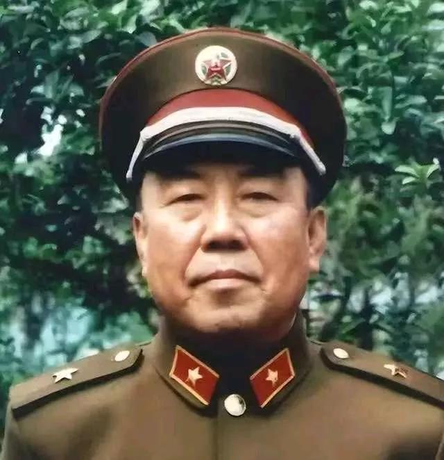 1979年，11军军长陈家贵才从那战火纷飞的中越前线归来，就在街道上遭遇了流氓碰