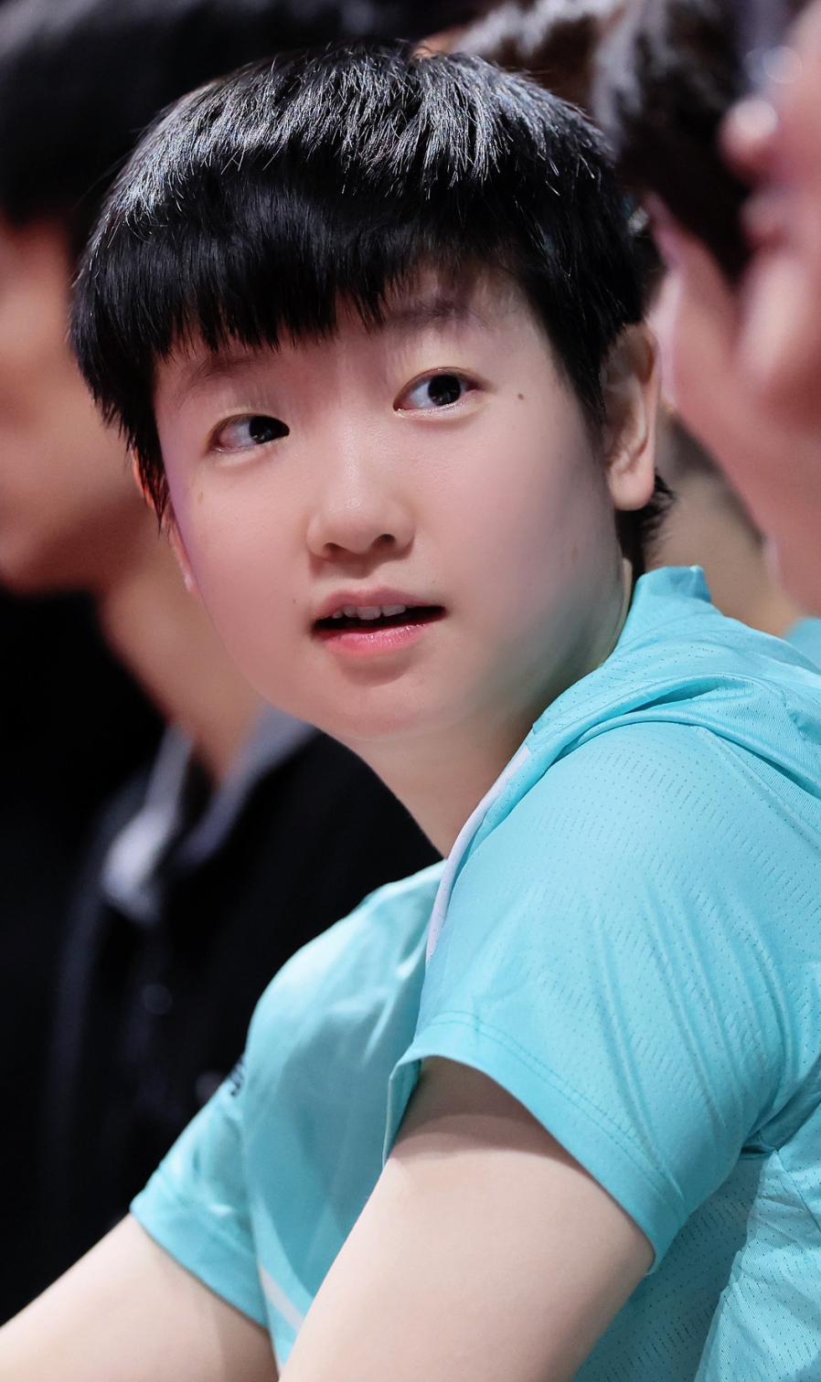 莎莎看起来那么小，却扛了成年人的苦。孙颖莎真的太反差了。有人说她大概125斤，