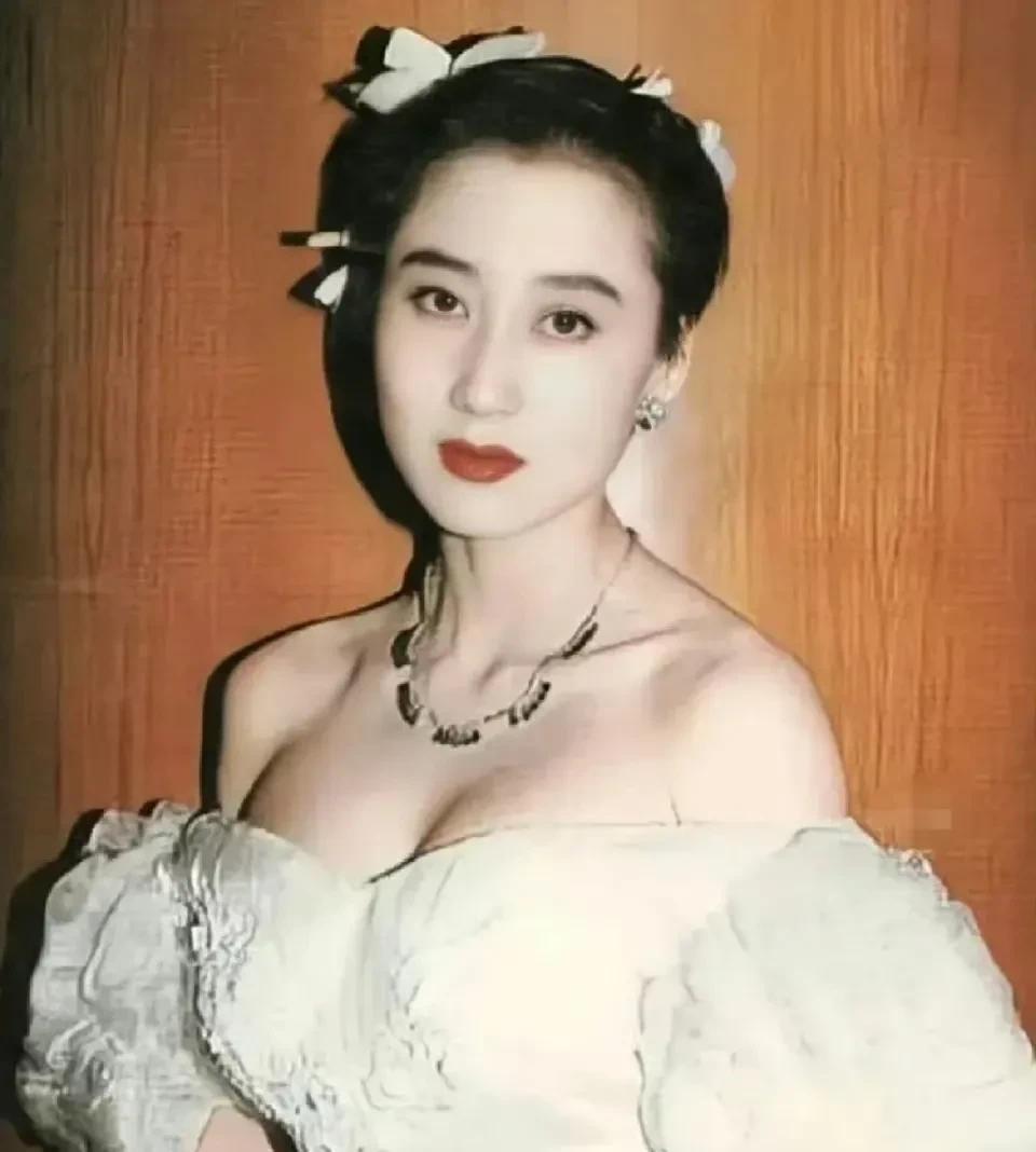 李连杰说，我太太利智和我在一起后就转行了，她就希望别人都忘了她，她就想当一个普通