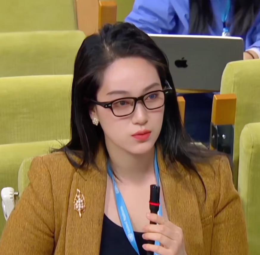 联合国传来这样一幕！中国记者提问时，鼻梁上隐藏的“第二大脑”让外媒彻底看呆了！