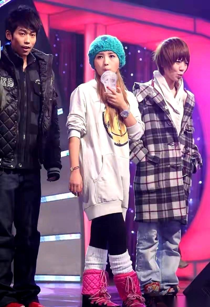 我每次看到何洁的穿搭，都有一种深深的无力感。真的，不是黑她，就是那种恨铁不成钢