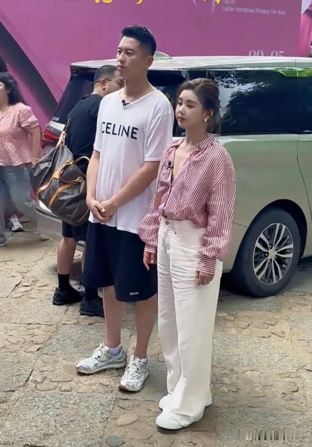 身高162的李小萌其实并不矮，只是老公王雷个子太高了，她就被衬托的娇小一个。