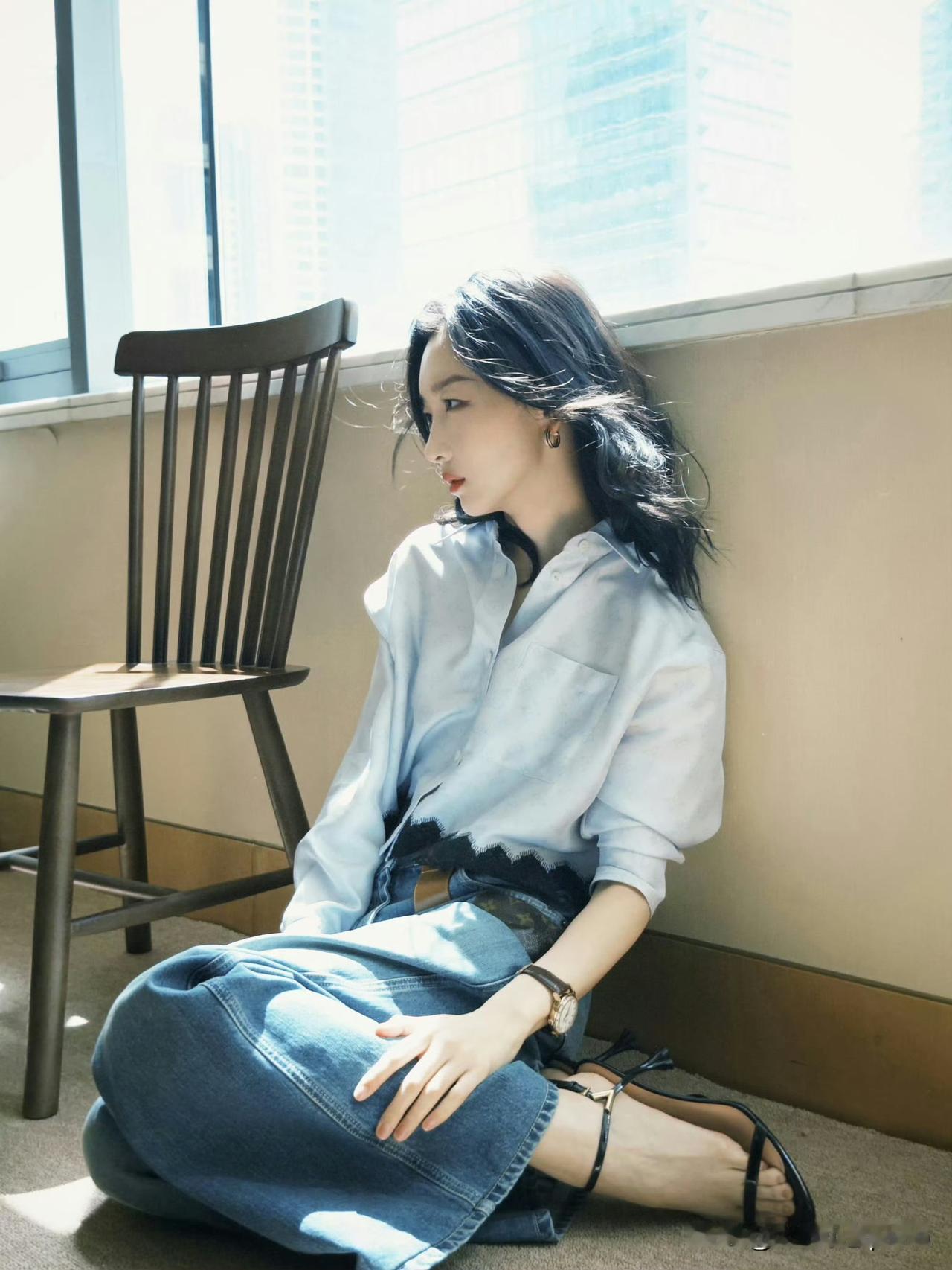 周冬雨这身也太会搭了吧！蓝色衬衫配牛仔裤清爽又高级，同色系穿出满满质感！一字