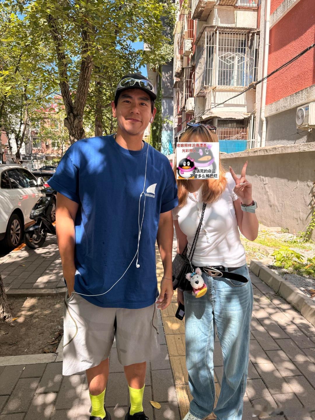 北京偶遇彭于晏网友在北京偶遇彭于晏，死丫头这么命好。网友和彭于晏合照​​​