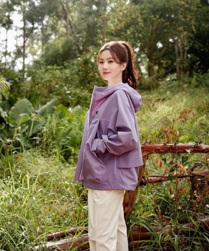 她裹着一件冲锋衣出门，3小时后3亿人开始搜同款。刘诗诗拿冲锋衣当高定穿这事够离