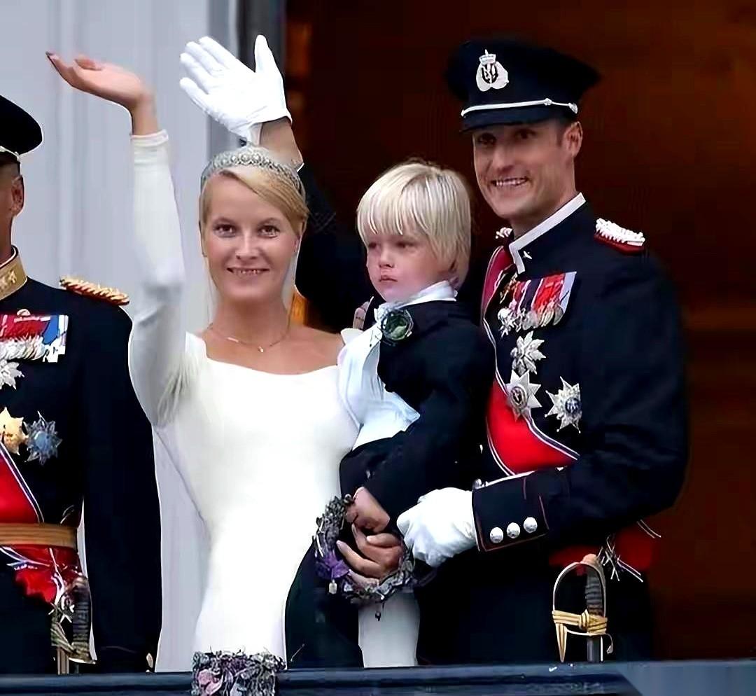 我勒个去，挪威王储妃这事儿，比所有网文加起来都刺激。“我快无聊死了，快来救救我