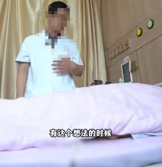西安，65岁的老汉找了个年轻的漂亮老婆，可惜每一次都没法让妻子得到满足。因为不