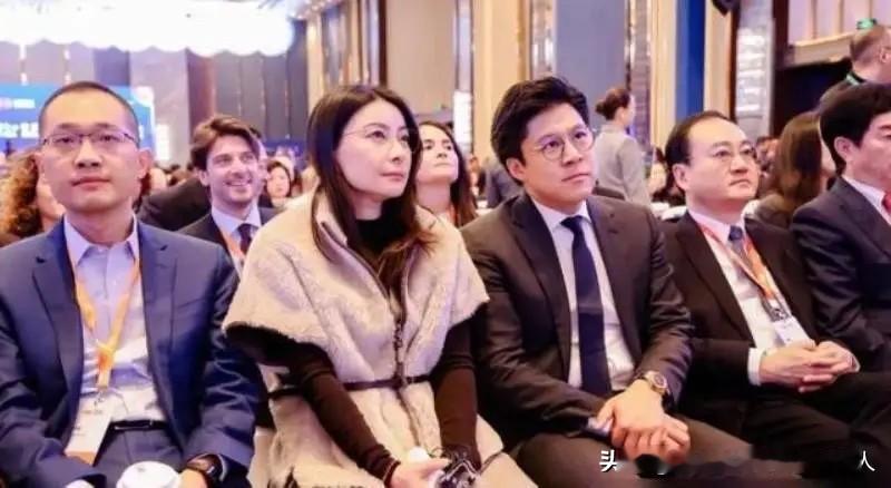 刷到李湘在香港富豪晚宴的窘态，我属实替她尴尬了一把。一身380万的卡地亚高定撑场