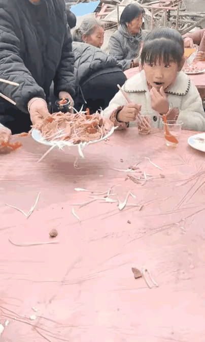 不错了，还拿筷子夹，没直接把盘子打包回家！