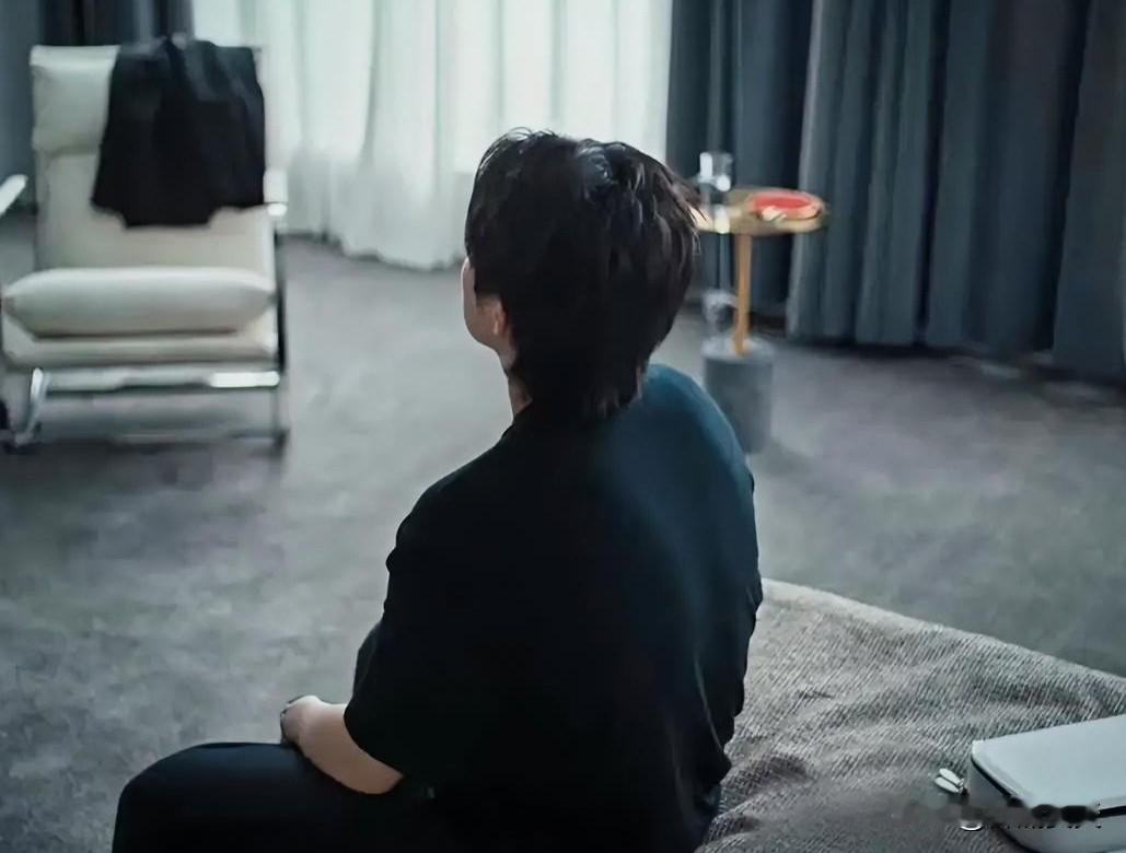 今天看到王楚钦的一组照片，作者起名：居家的王楚钦。搬运其中一张，很有意境的一张
