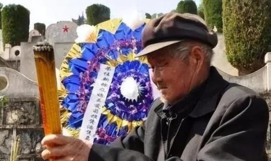 “想家了就回来看看。”儿子牺牲34年之后，父亲通过捡垃圾为路费才得以在烈士陵园看