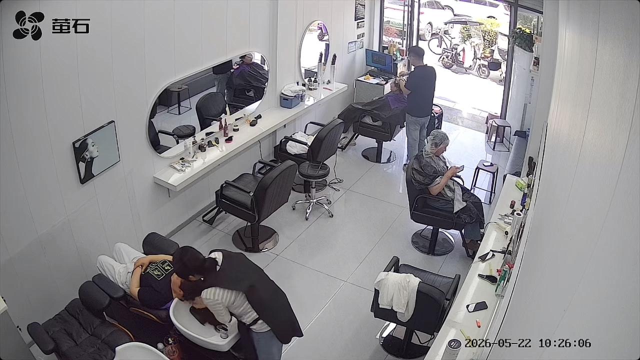 笑死了！5月22日江苏宿迁，一对夫妻一起经营着一家理发店。在上午时，丈夫正在