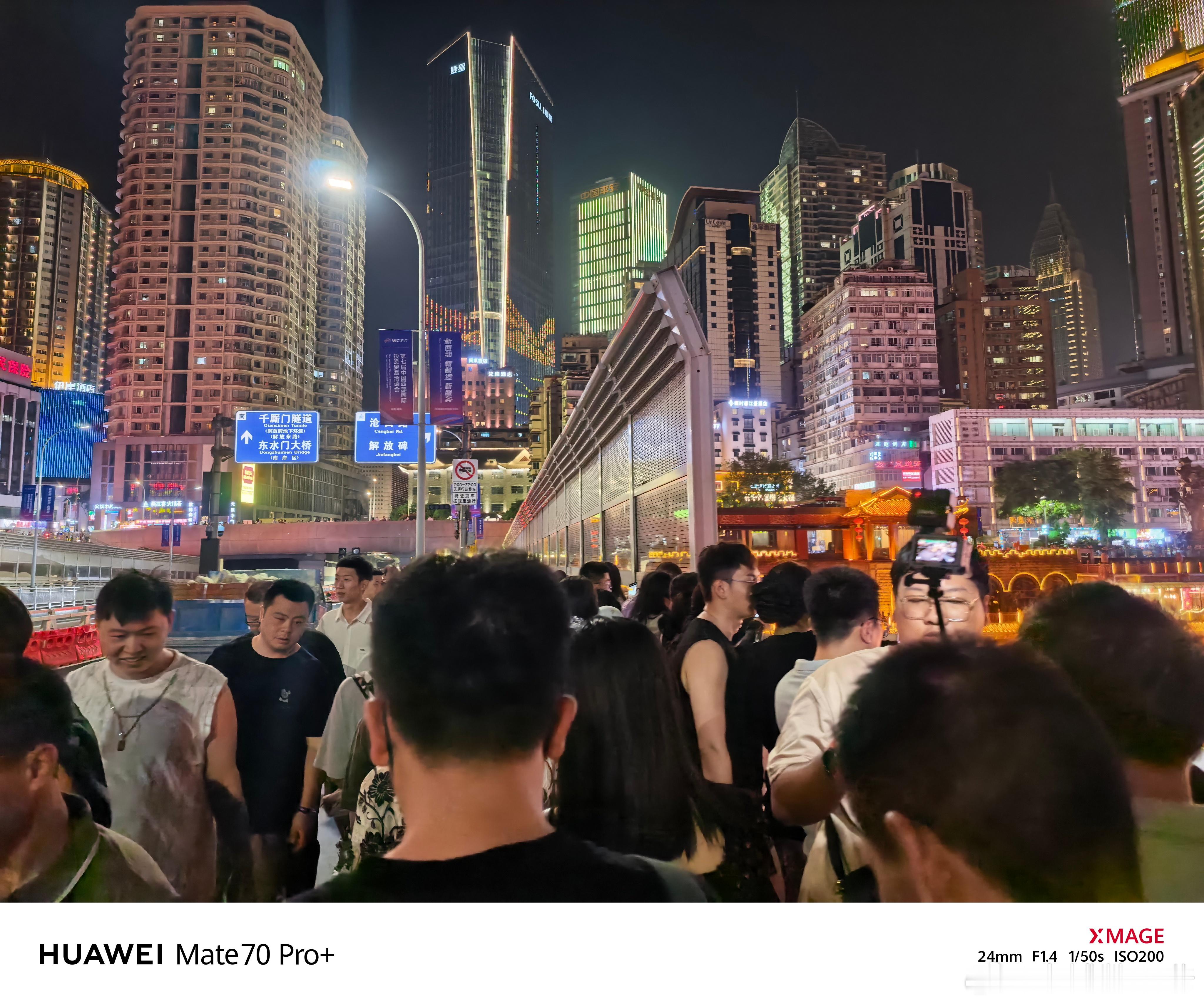 昨天和关同学我俩就像大傻子一样，打车到洪崖洞，之后还没上桥司机就说堵车，建议我俩