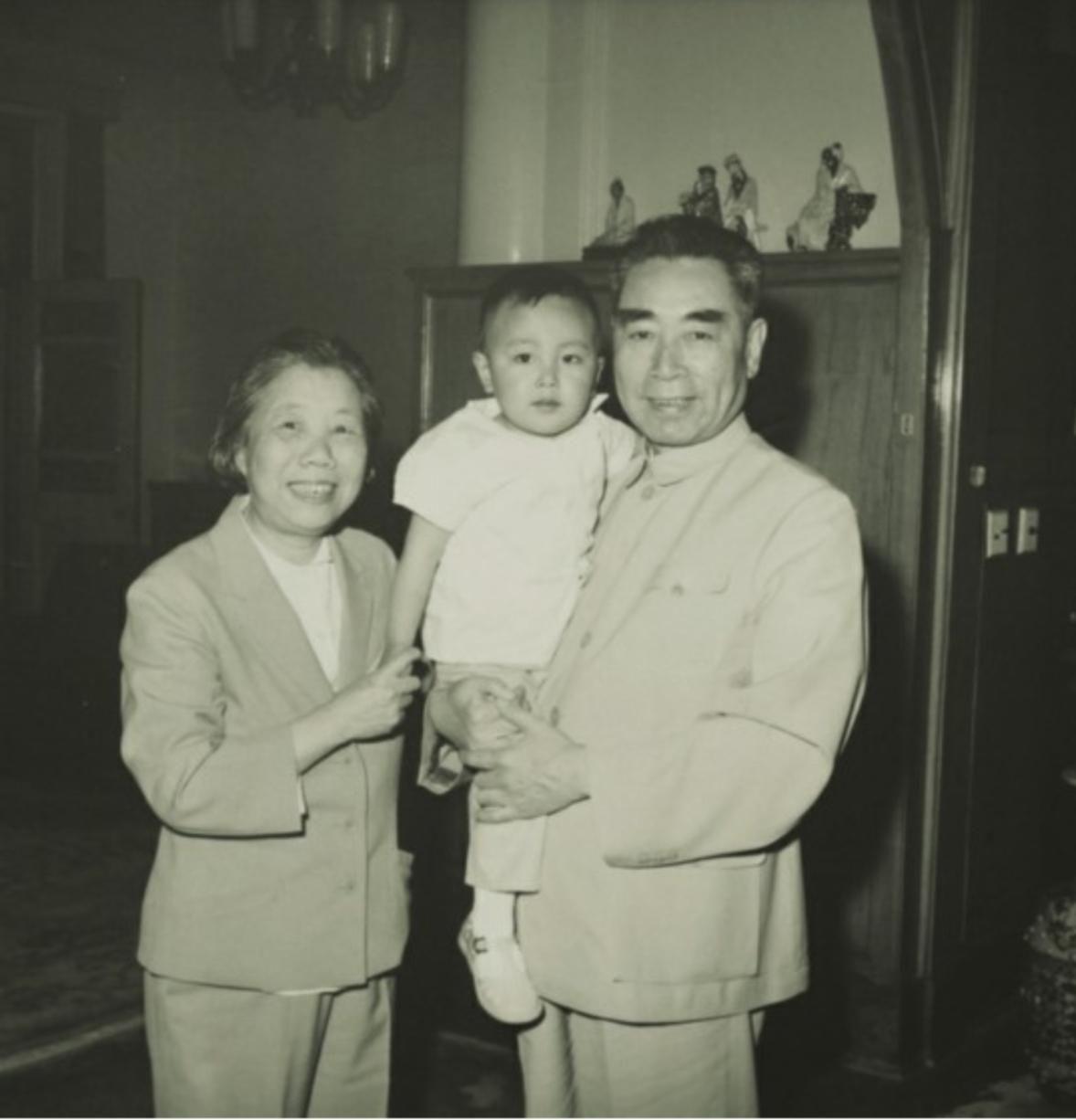 1963年6月1日，总理夫妇和保健护士郑淑芸的儿子小刚（崔志刚）的合影。当时的小