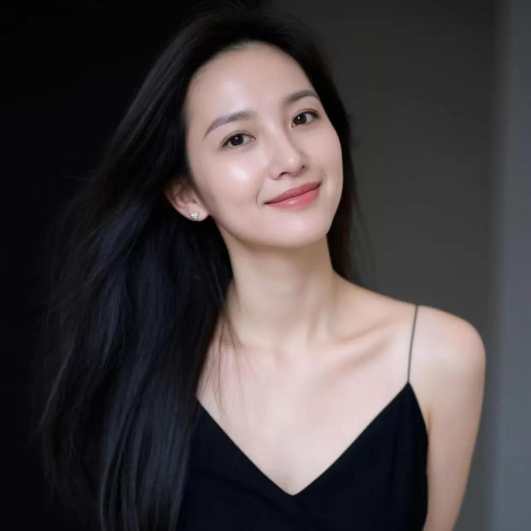 温柔笑颜，黑发飘飘，气质如兰。温婉红裙长发的温柔意境粉黑发少女素净容颜温